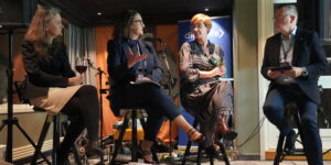 Hanne Skartveit, Anne Karin Pessl-Kleiven og Veslemøy Østrem i paneldebatt med Jan Erik Larsen. Foto: Lars Bugge Aarset/Fremtidens Industri